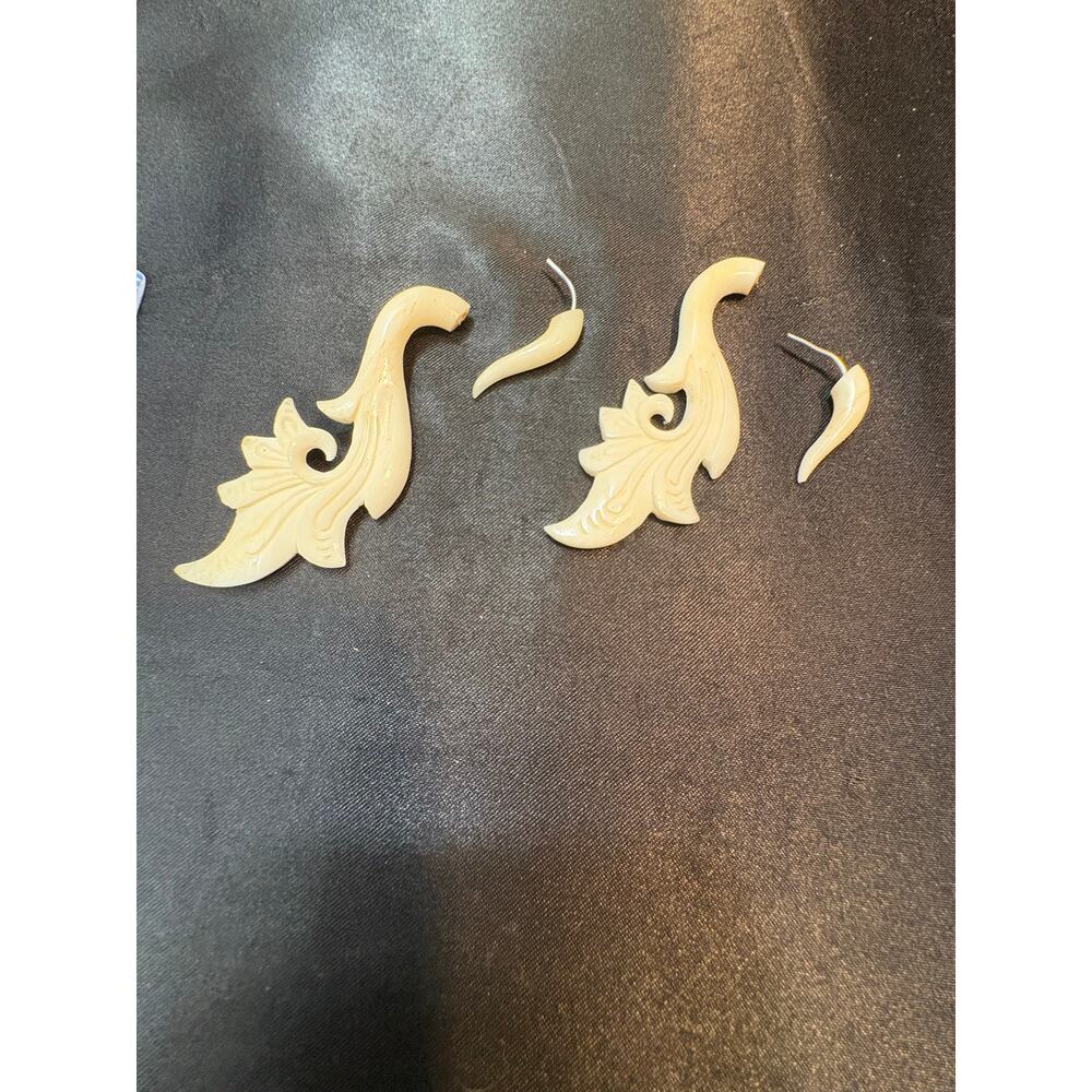 Carved Bone Tribal Scroll Earrings 3.25 in Long 14 g Pair Vintage - Picture 2 of 4